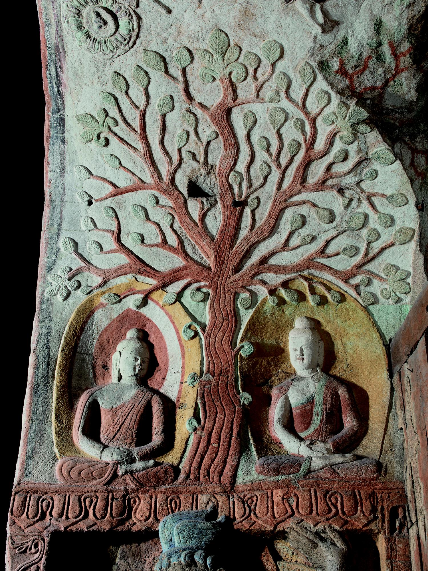第5窟窟门内东西壁上层，两尊袒右肩之禅定印坐佛，一左一右端坐于枝叶繁茂的菩提树下。对称、优美、稳定、肃穆，画面给人留下深刻的印象。