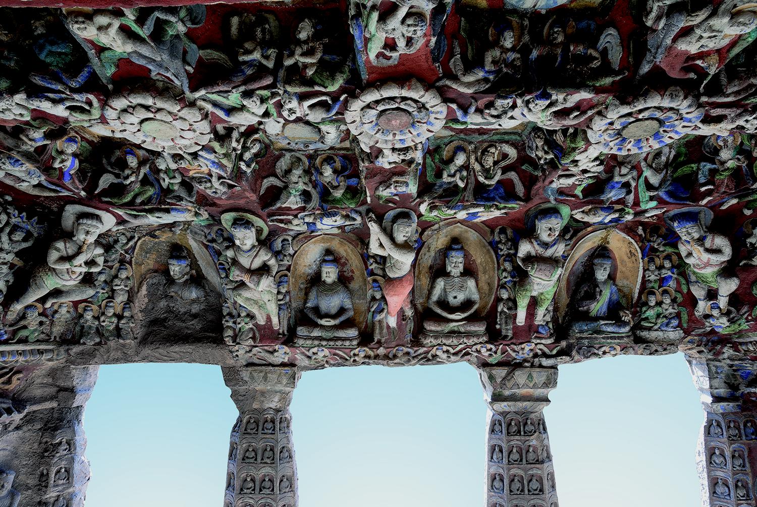 南壁立柱上方由大型乐伎间隔安排4个坐佛龛，并与平棊藻井式窟顶一起组构。