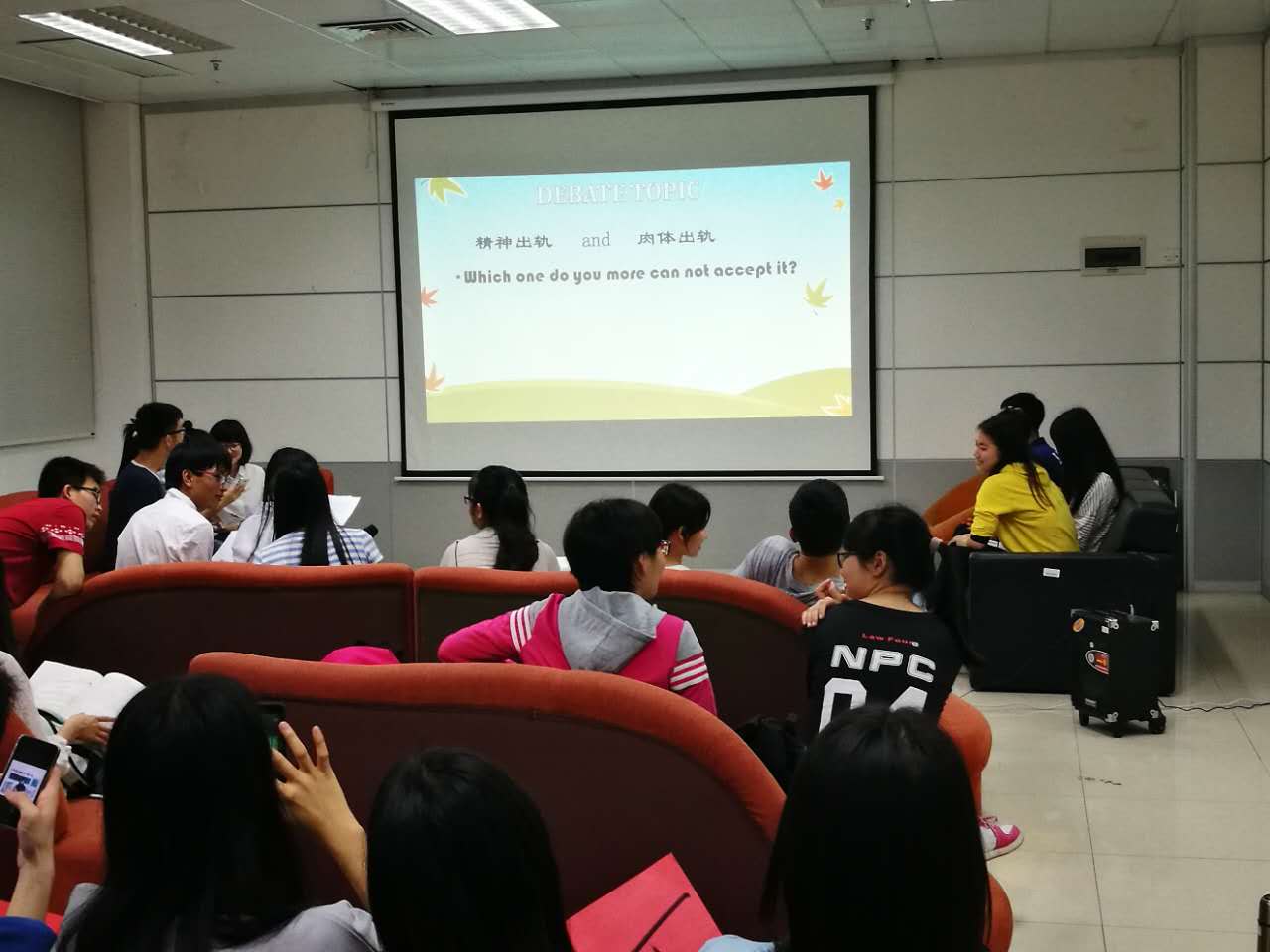 赛中选手们激烈地讨论.jpg