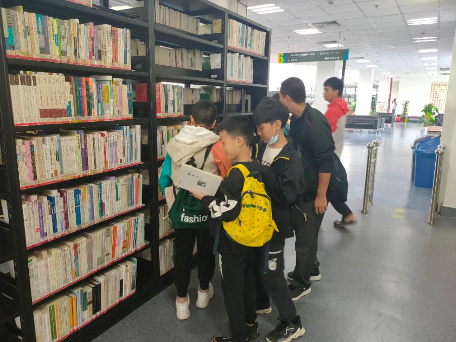 同学们阅读经管类图书.png