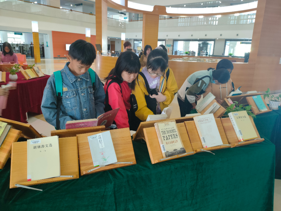 同学们阅读“跟着习近平总书记一起读书专题书展”图书.png