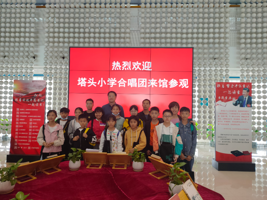 与合唱团同学合影留念.png