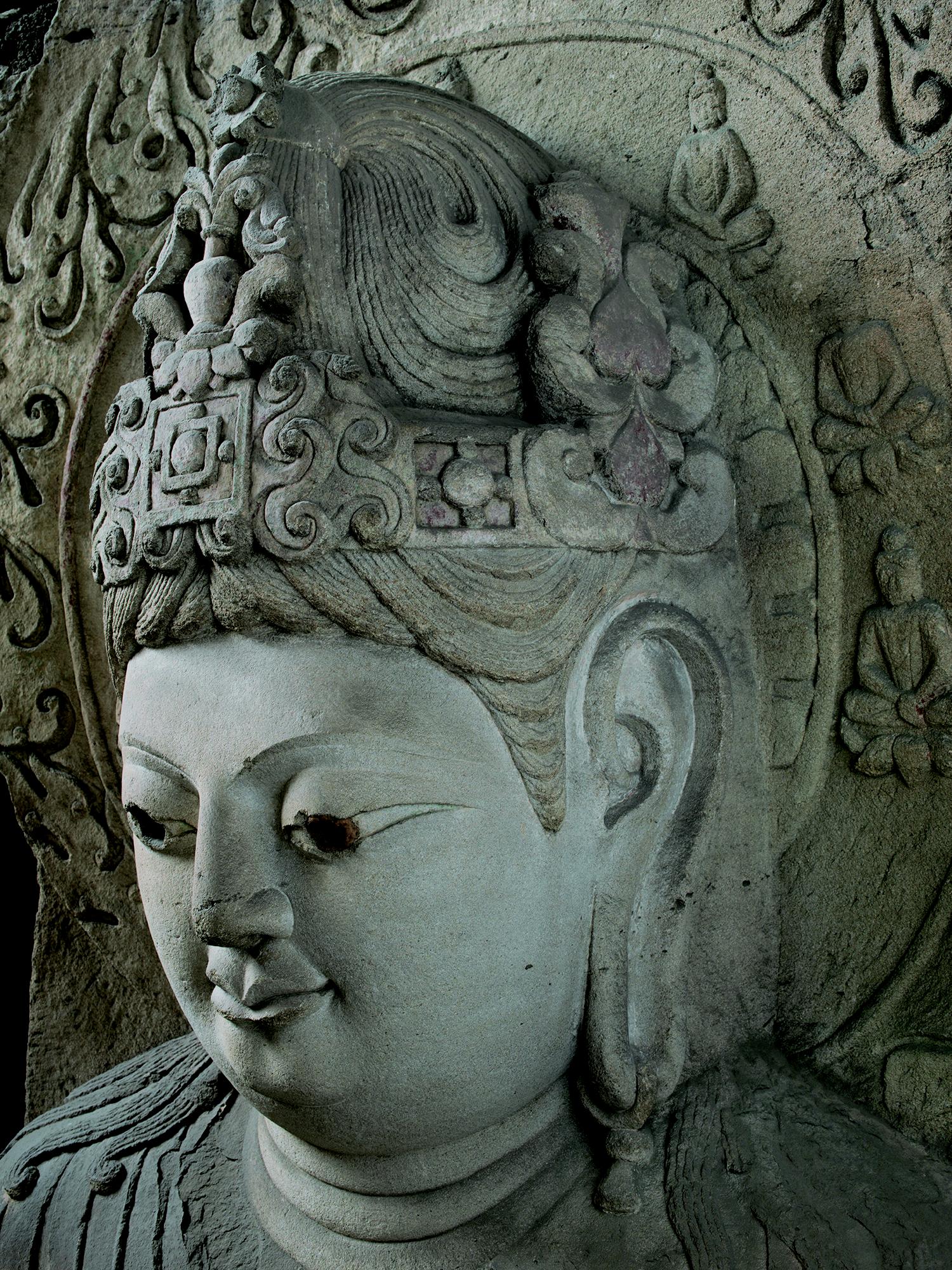 菩萨秀发厚密、发髻高耸、纹理清晰；鬓角发丝层层梳向耳后，冠后束发隆起下垂至肩。