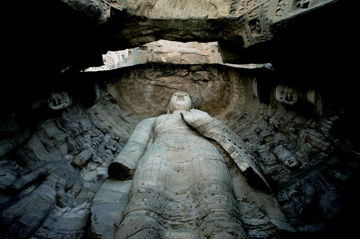 窟内平面为椭圆形，穹隆顶，南壁开一门一窗。东西宽约16.5米，南北深约 7米，高约16米。北壁主佛身披饰有化佛的袈裟，两翼配置雍容典雅的胁侍佛与菩萨，以及神态各异的弟子。